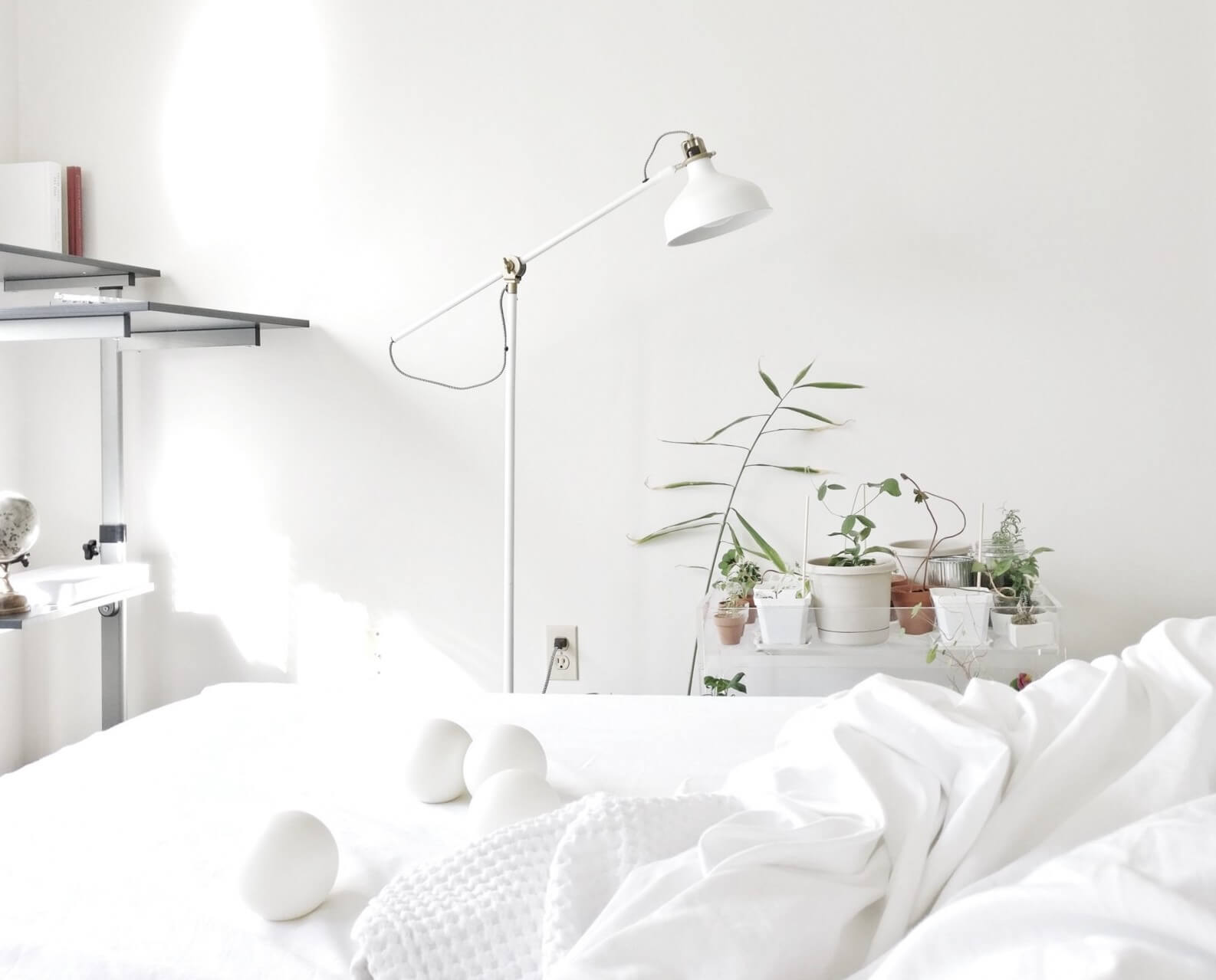 bed-lamp-plants-simple-blog