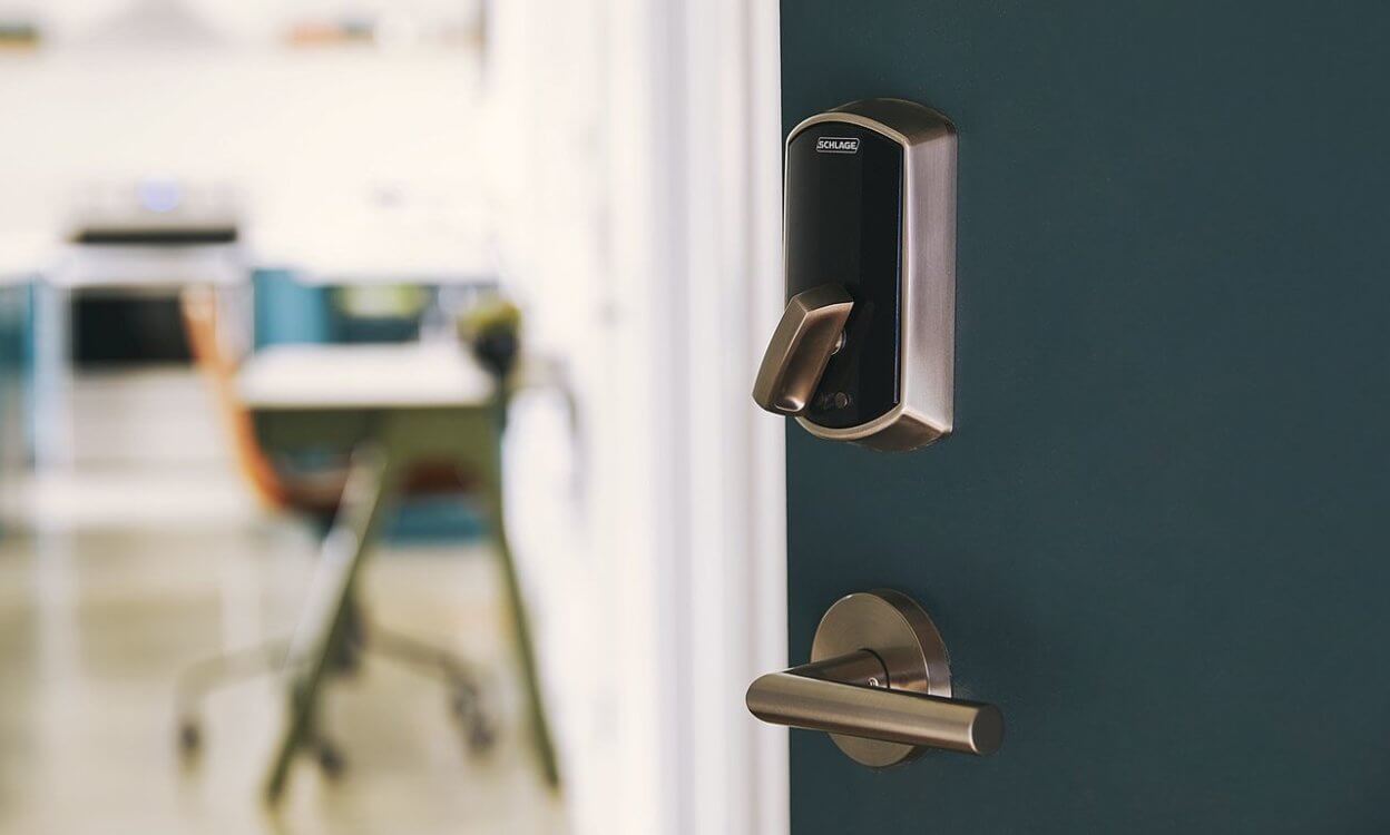 electronic lock to apartment entrance